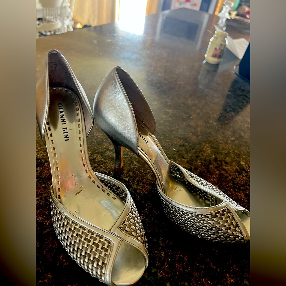 Gianni Bini silver peep toe pumps size 8